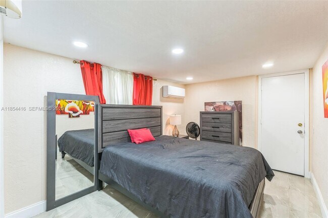 Building Photo - 5706 S Travelers Palm Ln