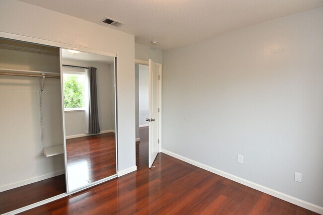 Building Photo - 930 Alexis Ct