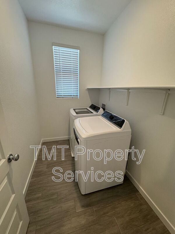 Building Photo - 867 Lk Pk Cir