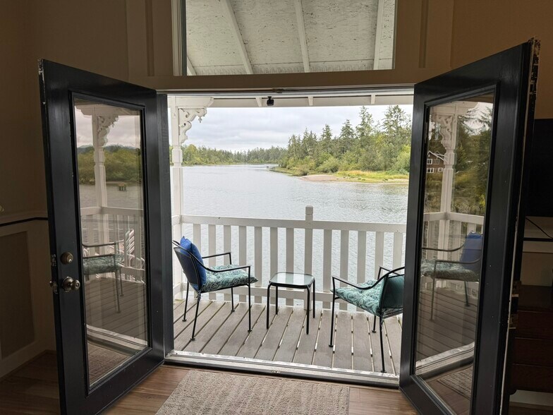 Balcony - 957 Steamboat Slough Rd