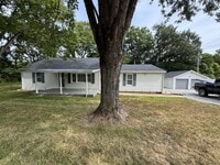Building Photo - Charming Bungalow with space to move