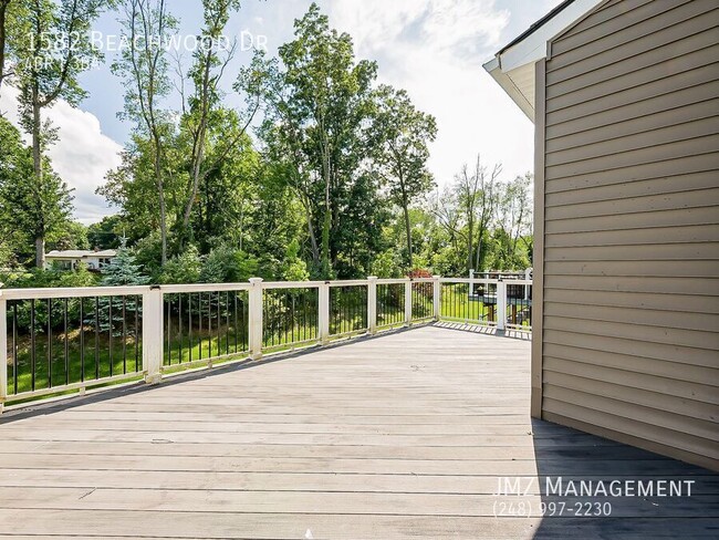 Building Photo - 1582 Beachwood Dr