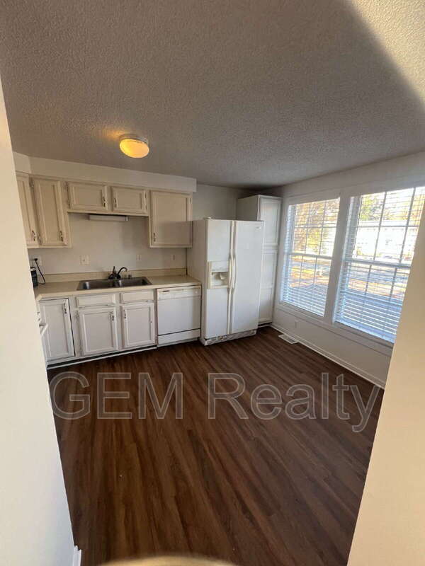 Building Photo - 405 Carnaby St