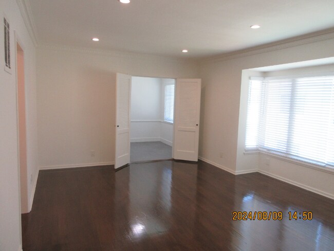 Building Photo - 905 N Sweetzer Ave