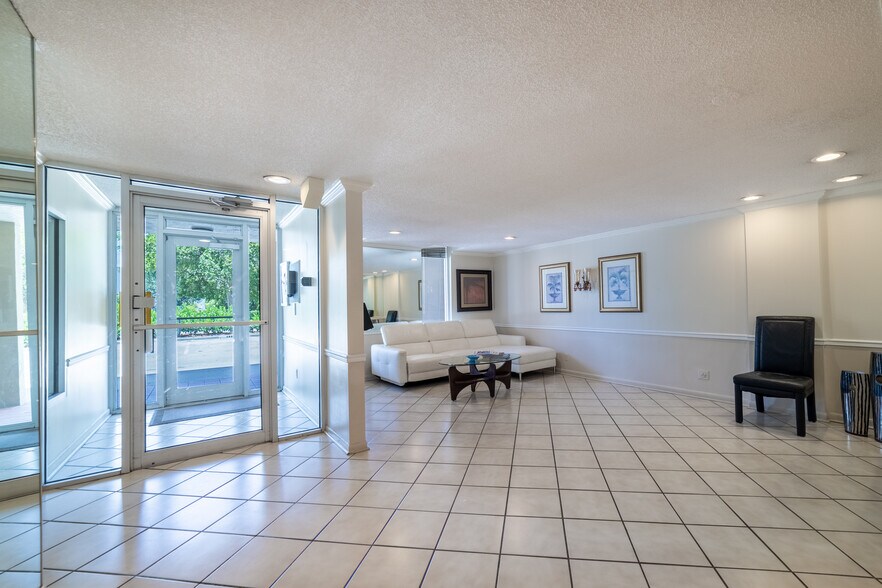 Secure Lobby 24/7 - 1050 SE 15th St