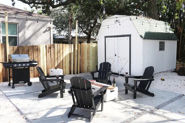 Building Photo - 102 W Emma St