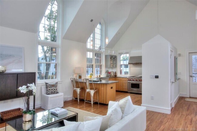 Building Photo - 5 Church Ln