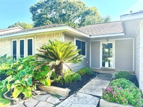 Building Photo - 310 Knoll Forest Dr