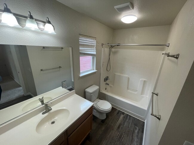 Building Photo - Updated 3 Bed 2 Bath Townhome Located at H...