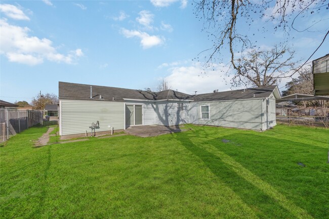 Building Photo - 5942 Ridgeway Dr