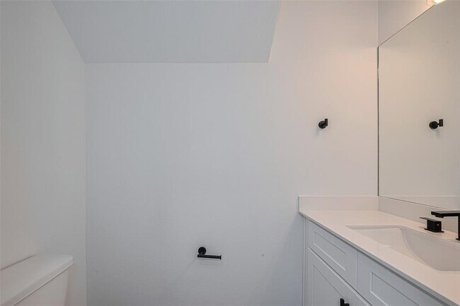 Building Photo - 1348 W 24th St