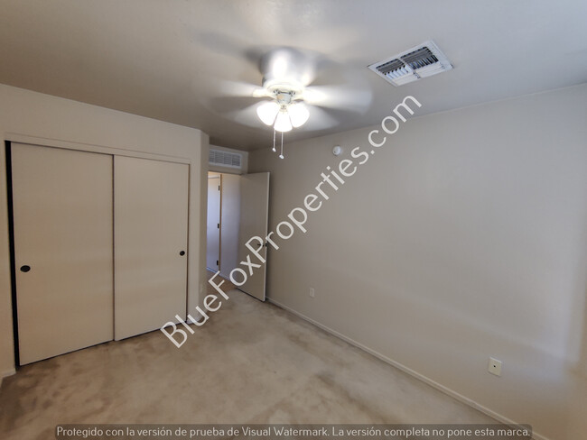 Building Photo - 2 Bedroom Townhome in Central Location