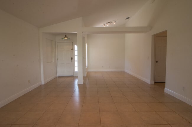 Building Photo - 661 Berwick Dr