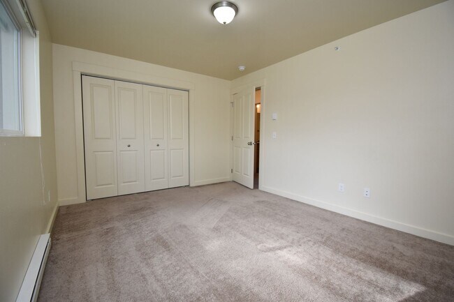 Building Photo - Centrally Located Second Floor 2b w/ Priva...