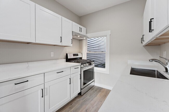 Building Photo - 104 N Killingsworth St