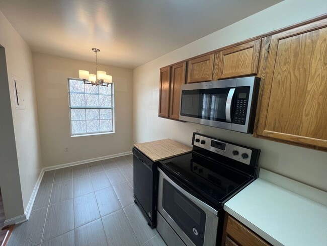 Building Photo - Large 2 bedroom, 1 bathroom condo, just mi...