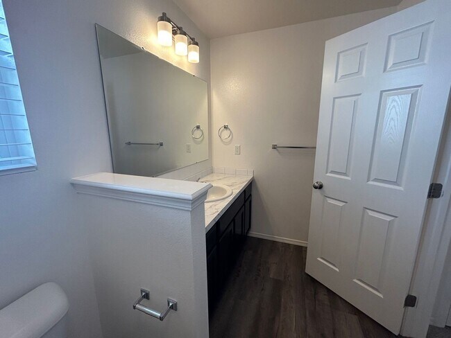 Building Photo - 3 Bedroom plus Loft For Rent! Victory Sout...