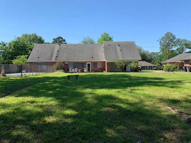 Building Photo - Single Family 4 BR 3.5 BA 0.7 Acres Water Front