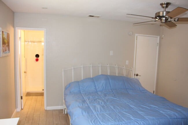 Building Photo - 4-Bedroom Furnished Home in University Hei...