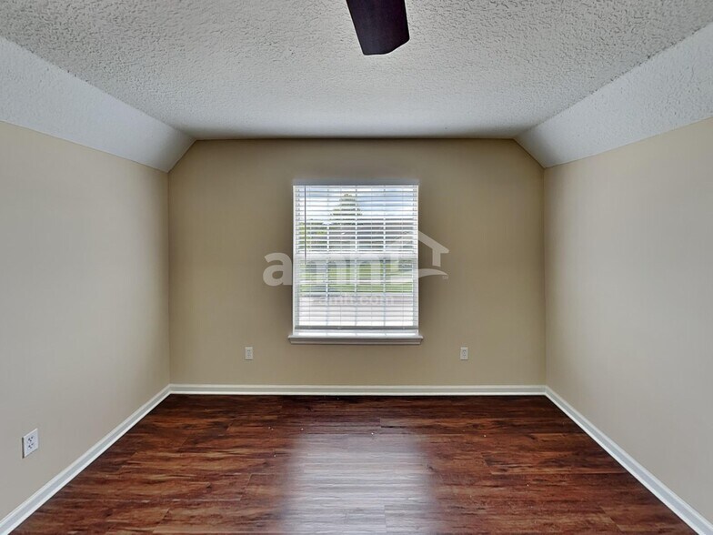 Building Photo - 2533 Royal Pointe Dr