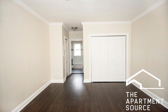 Building Photo - 3821 N Greenview Ave