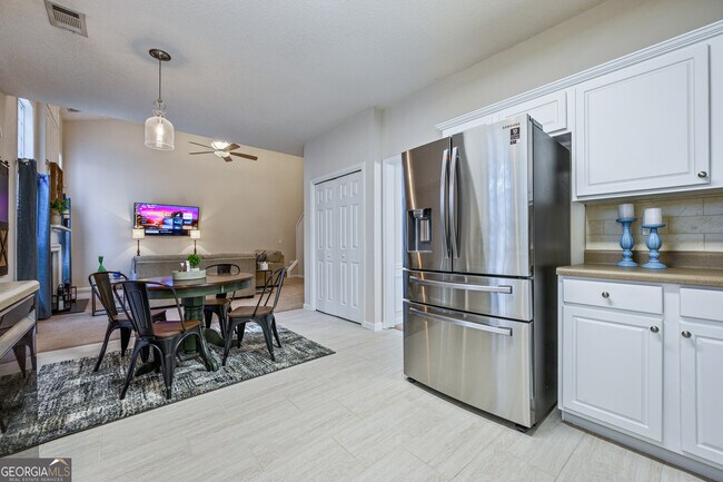 Building Photo - 206 Persimmon Tr