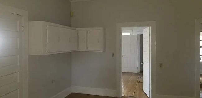 Building Photo - 2 Bedroom 1 Bathroom