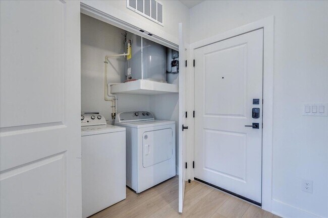 Building Photo - 3000 Duval St