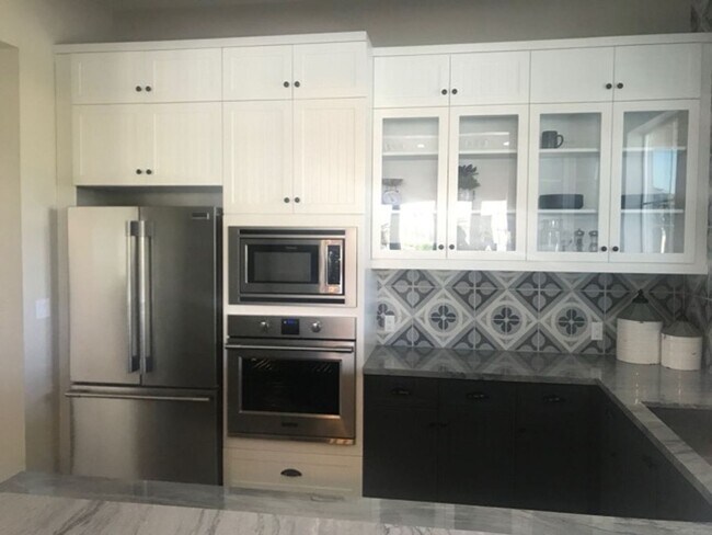 Building Photo - Beautiful 3 bedroom Town house available f...