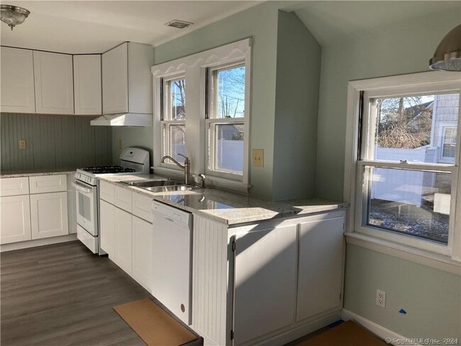 Building Photo - 31 Daggett St