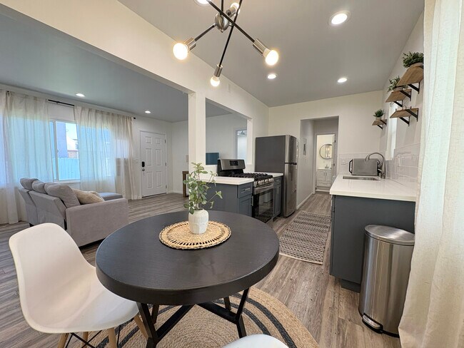 Building Photo - 813 W Beach Ave