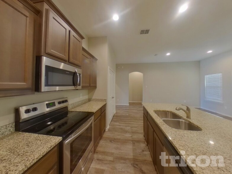 Building Photo - 2565 Hadley St