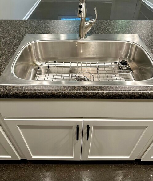 Oversized single sink for easy clean-up - 2304 Belle Ave NE