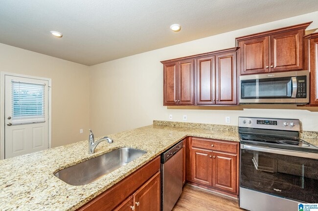 Building Photo - 605 Clover Cir