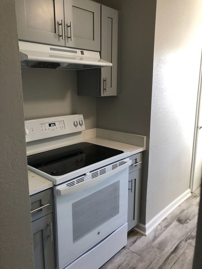 Building Photo - 2bedrooms Available June 2025 in Palms West