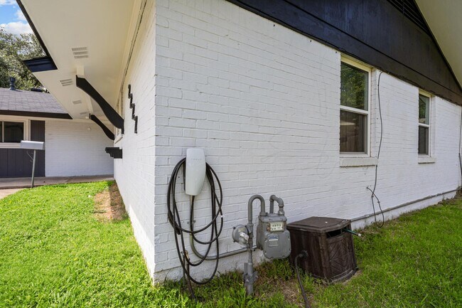 Building Photo - 2227 Greenbrier Dr