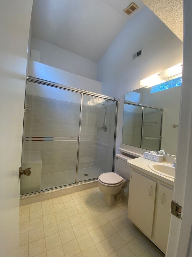 Building Photo - Spacious 3 Bedroom's, 2.5 bath condo in Lakeview Village.