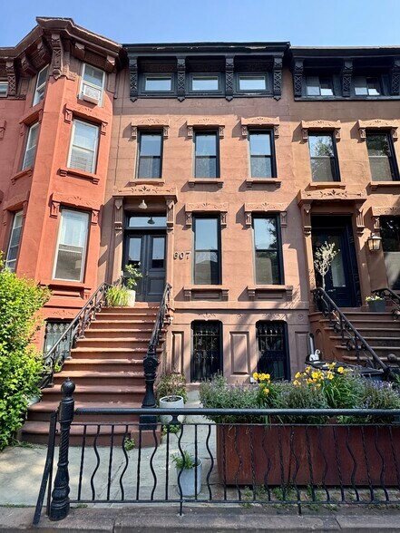 Primary Photo - 607 Hancock St