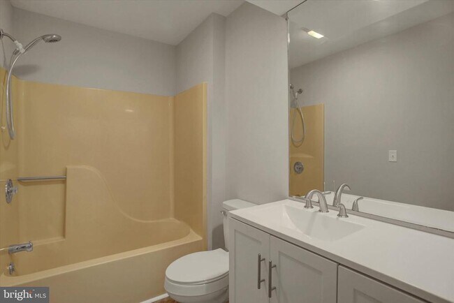 Building Photo - 2367 McCleary Dr