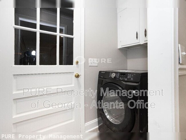 Building Photo - 2895 Lakemont Pl SW