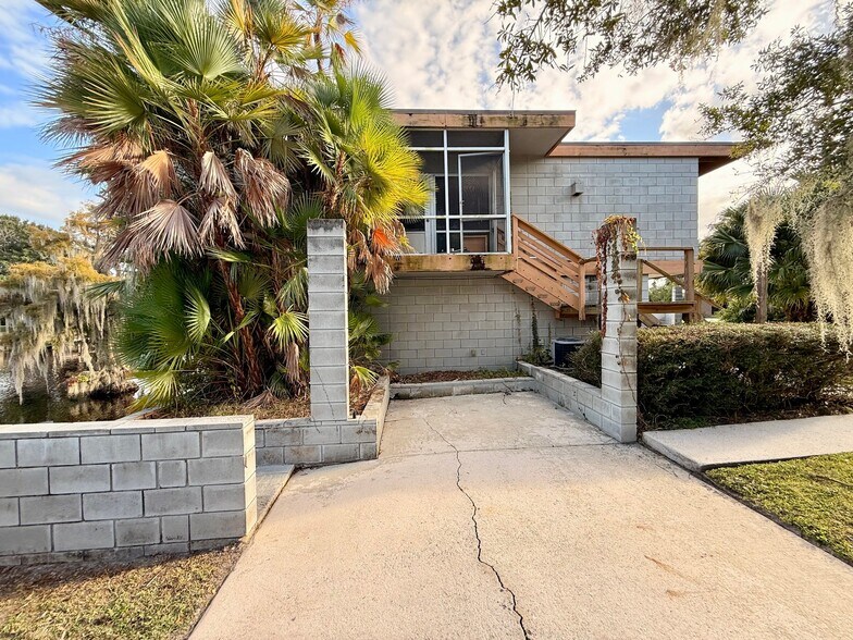 Building Photo - 160 N Lakeview Dr