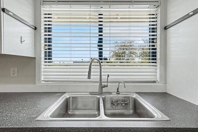 Building Photo - 4 bed, 2 bath single-level home in quiet West Salem neighborhood!