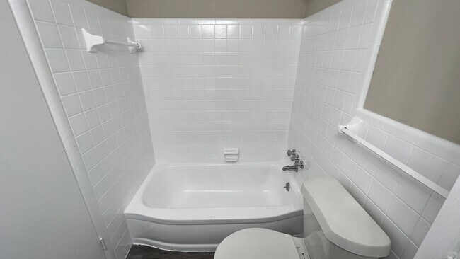 Building Photo - 3-Bedroom just waiting for you !