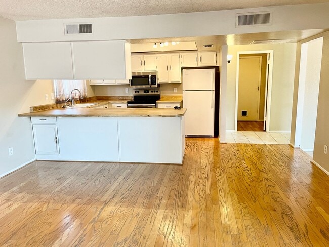 Building Photo - Fantastic 3 Bedroom/2 Bath Single Level Home & NO HOA!  Schedule a Showing Today!