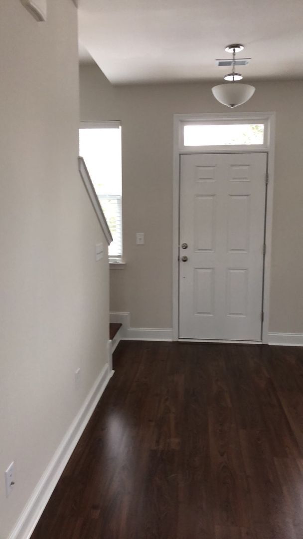 Building Photo - 3BR  2.5BA TOWNHOME