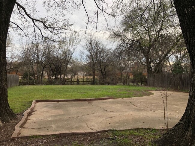 Building Photo - 208 E Denton Dr