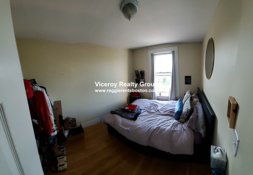 Building Photo - 861 E 1st St