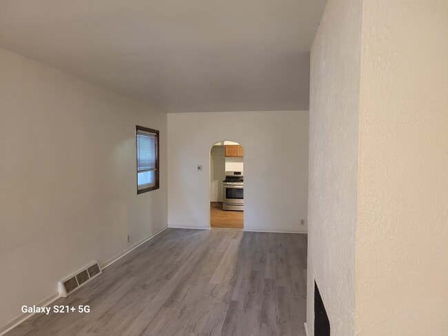 Building Photo - 1037/1039 W 10th