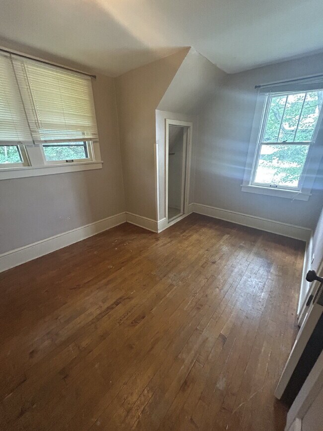 Building Photo - 4 Bedroom, 1.5 Bathroom - Available Now!