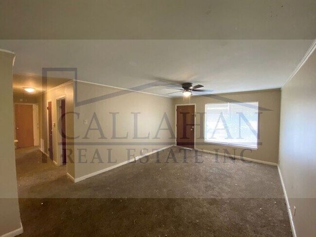 Building Photo - Close to UALR 3 bed 2 bath